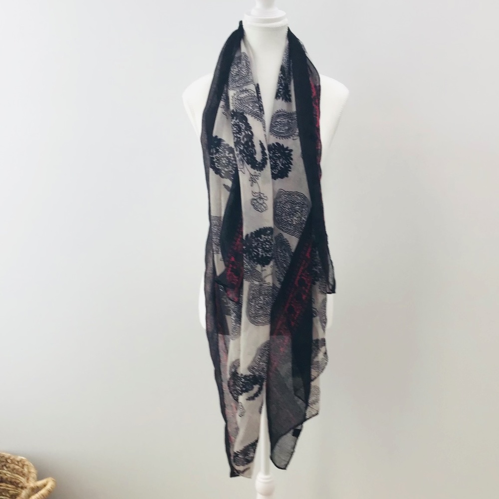 Large gorgeous scarf in black, white and red with paisley pattern 92 x 129cm - Picture 2 of 5